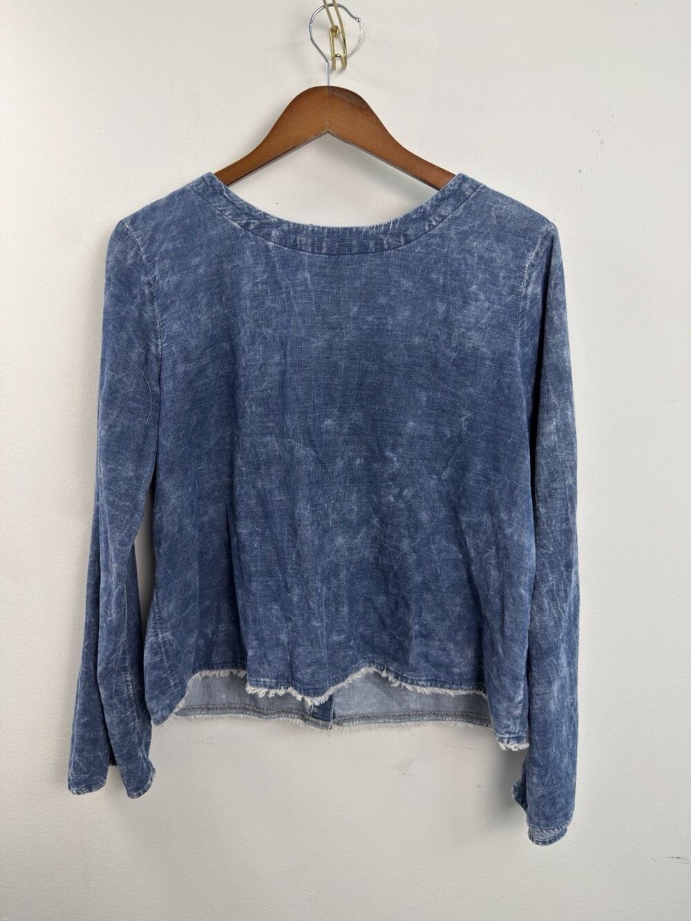 Bella Dahl Sz Medium FRAY HEM BUTTON BACK LONG SLEEVE CORDUROY TOP INDIGO ICE
